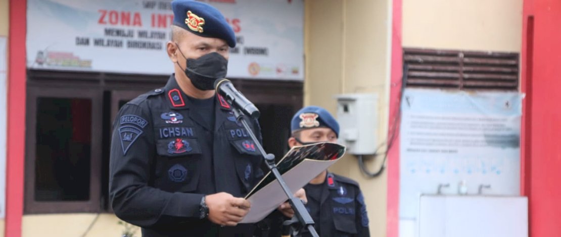 Komandan Batalyon (Danyon) C Pelopor Satbrimob Polda Sulsel Kompol Nur Ichsan membacakan amanat pada upacara Hari Kesadaran Nasional. Komandan Batalyon (Danyon) C Pelopor Satbrimob Polda Sulsel Kompol Nur Ichsan membacakan amanat pada upacara Hari Kesadaran Nasional.