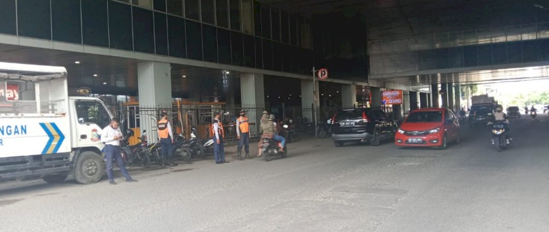 Dishub Kota Makassar Tertibkan Parkir Liar di Area Terowongan Mall MP
