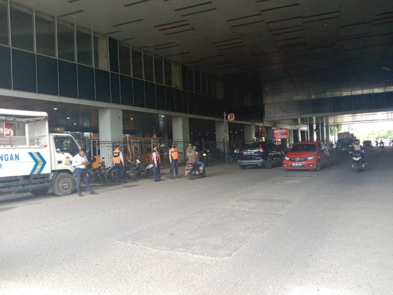 Dishub Kota Makassar Tertibkan Parkir Liar di Area Terowongan Mall MP