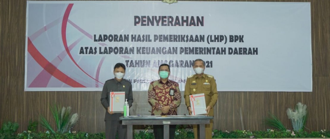 Bupati Luwu Dr.H.Basmin Mattayang menerima Opini WTP Ke -7, oleh Badan Pemeriksa Keuangan (BPK) Republik Indonesia Perwakilan Provinsi Sulawesi Selatan atas Laporan Keuangan Pemerintah Daerah (LKPD) tahun 2021 di Auditorium lantai 2 Gedung BPK RI, Makassar, Selasa (17/05/2022).