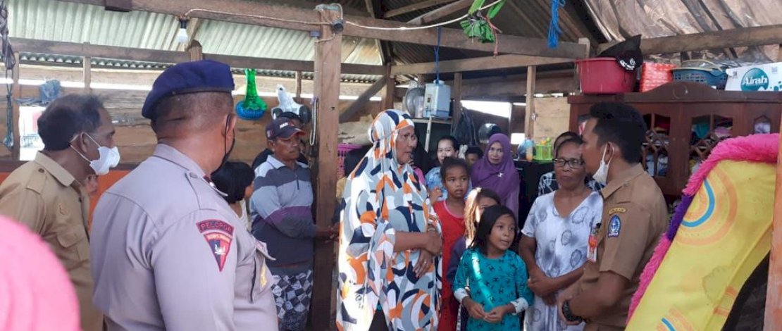 Angin Kencang Rusak 3 Rumah di Kelurahan Lonrae, Brimob Bone Gerak Cepat Bantu Korban Angin Kencang Rusak 3 Rumah di Kelurahan Lonrae, Brimob Bone Gerak Cepat Bantu Korban