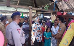 Angin Kencang Rusak 3 Rumah di Kelurahan Lonrae, Brimob Bone Gerak Cepat Bantu Korban