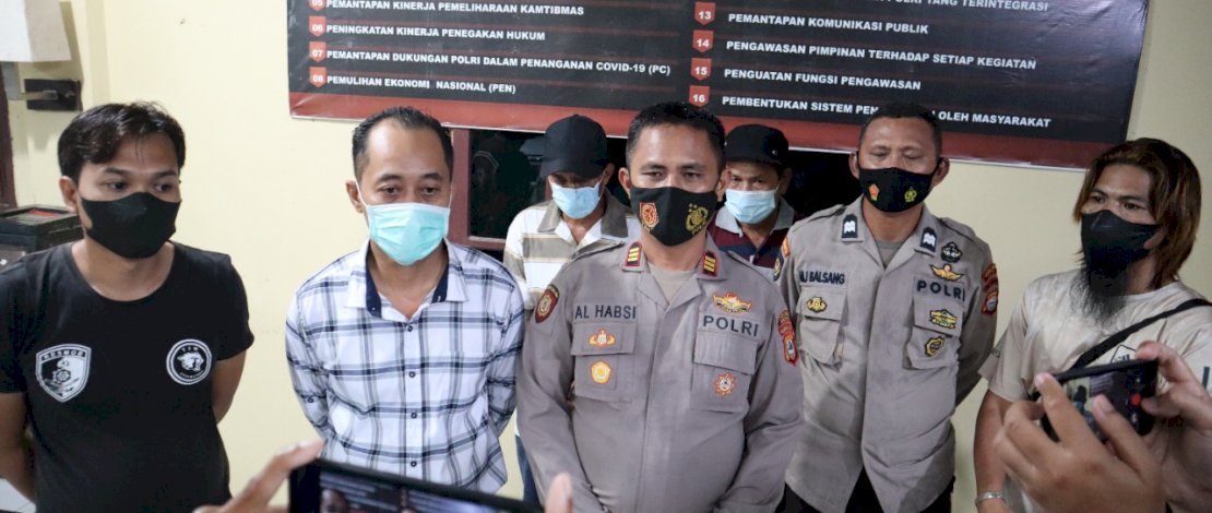 Kedua pelaku berdiri dibelakang polisi saat dirilis di Kantor Polsek Bajeng, Polres Gowa, Selasa (17/5/2022). Kedua pelaku berdiri dibelakang polisi saat dirilis di Kantor Polsek Bajeng, Polres Gowa, Selasa (17/5/2022).