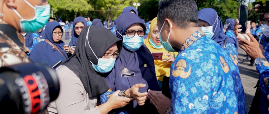 Andi Heriyati menyalami Gubernur Sulsel Andi Sudirman Sulaiman, usai menerima SK PPPK, kemarin. Andi Heriyati menyalami Gubernur Sulsel Andi Sudirman Sulaiman, usai menerima SK PPPK, kemarin.