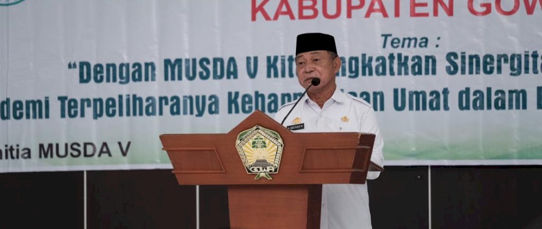 Wakil Bupati Gowa, Abd Rauf Malaganni membacakan sambutan setelah membuka secara resmi Musyawarah Daerah V Majelis Ulama Indonesia Kabupaten Gowa di Baruga Tinggimae, Rujab Bupati Gowa, Rabu (18/5/2022). Wakil Bupati Gowa, Abd Rauf Malaganni membacakan sambutan setelah membuka secara resmi Musyawarah Daerah V Majelis Ulama Indonesia Kabupaten Gowa di Baruga Tinggimae, Rujab Bupati Gowa, Rabu (18/5/2022).