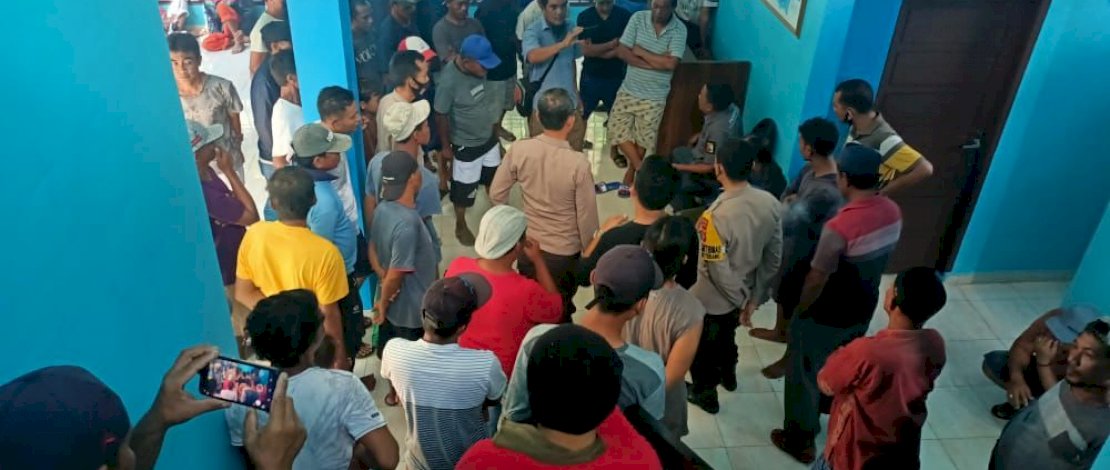 Para nelayan lokal di Kabupaten Bulukumba mendatangi Cabang Dinas Kelautan Wil. Selatan di Jalan Yos Sudarso, Kecamatan Ujung Bulu, Kabupaten Bulukumba, Rabu (18/5/2022). Para nelayan lokal di Kabupaten Bulukumba mendatangi Cabang Dinas Kelautan Wil. Selatan di Jalan Yos Sudarso, Kecamatan Ujung Bulu, Kabupaten Bulukumba, Rabu (18/5/2022).
