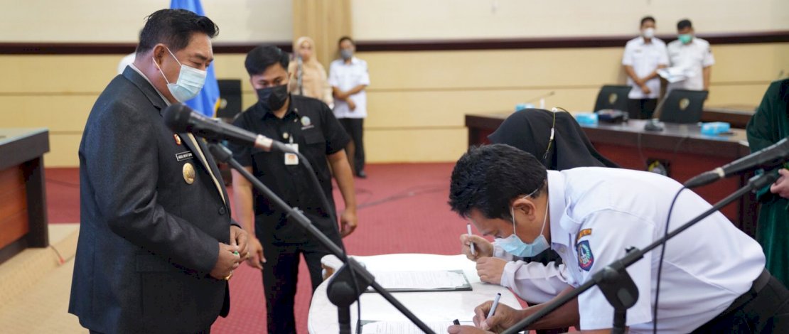 Sekertaris Daerah Provinsi Sulsel, Abdul Hayat Gani, kembali melantik tenaga fungsional lingkup Pemerintah Provinsi (Pemprov) Sulsel, di Ruang Rapat Pimpinan Kantor Gubernur Sulsel, Jalan Urip Sumoharjo Makassar, Rabu 18 Mei 2022. 