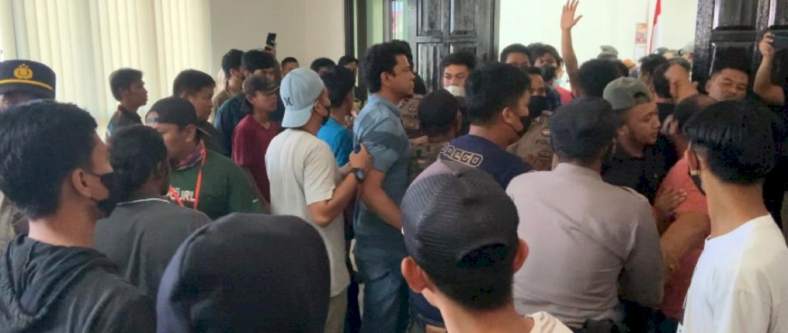 Foto: Suasana keluarga korban pembunuhan Imam Masjid di Belopa yang sempat ribut karena tidak terima tuntutan Pengadilan Negeri Belopa atas terdakwa AP.