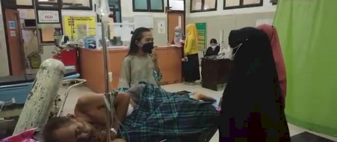 Daeng Limpo terbaring sakit sedang diinpus oleh perawat Rumah Sakit.