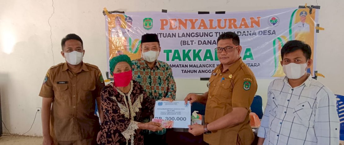 Warga Desa Takkalala Terima BLT-DD, Ini Empat Pesan Penting Camat Malangke