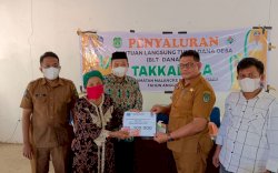 Warga Desa Takkalala Terima BLT-DD, Ini Empat Pesan Penting Camat Malangke