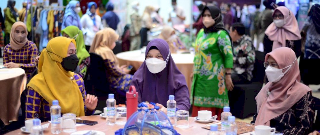 Naoemi Octarina saat menghadiri Silaturahmi Bunda PAUD Provinsi Sulsel Bersama Bunda PAUD Kabupaten Kota se Sulsel Tahun 2022, serta Pengembangan PAUD Holistik Integratif dan Satu PAUD Satu Desa, di Hotel Four Point by Sheraton Makassar, Rabu, 18 Mei 2022. Naoemi Octarina saat menghadiri Silaturahmi Bunda PAUD Provinsi Sulsel Bersama Bunda PAUD Kabupaten Kota se Sulsel Tahun 2022, serta Pengembangan PAUD Holistik Integratif dan Satu PAUD Satu Desa, di Hotel Four Point by Sheraton Makassar, Rabu, 18 Mei 2022.