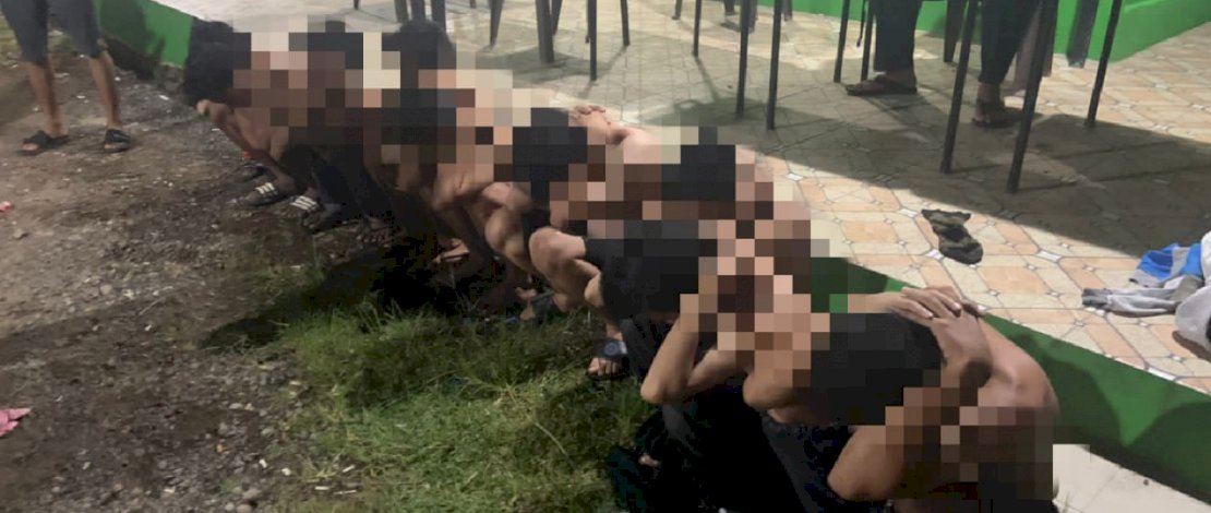 Para pelaku saat diamankan di Mapolsek Bajeng, Polres Gowa, Rabu (18/5/2022) malam. Para pelaku saat diamankan di Mapolsek Bajeng, Polres Gowa, Rabu (18/5/2022) malam.