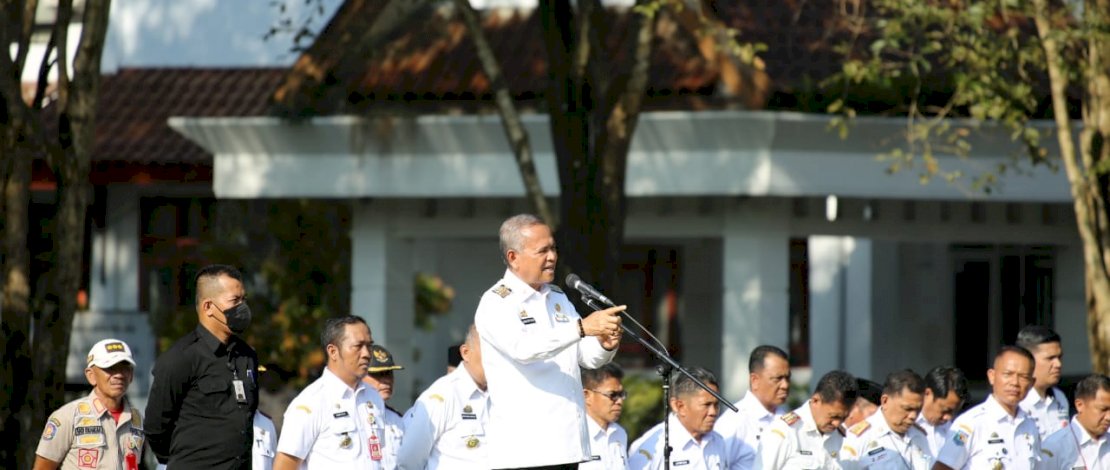 Foto: Apel pagi dipimpin langsung oleh Bupati Luwu, Basmin Mattayang di Lapangan Upacara Kompleks Kantor Bupati Luwu, Kelurahan Senga, Kecamatan Belopa, Kamis (19/5/2022).
Foto: Apel pagi dipimpin langsung oleh Bupati Luwu, Basmin Mattayang di Lapangan Upacara Kompleks Kantor Bupati Luwu, Kelurahan Senga, Kecamatan Belopa, Kamis (19/5/2022).