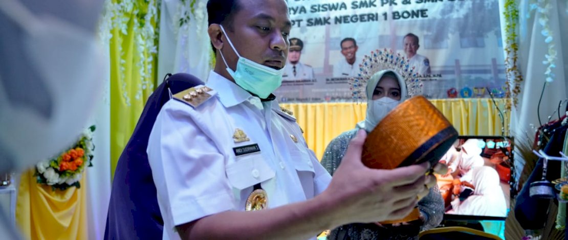 Gubernur Pantau Stand Pameran Media Pembelajaran SMK se-Sulsel Gubernur Pantau Stand Pameran Media Pembelajaran SMK se-Sulsel
