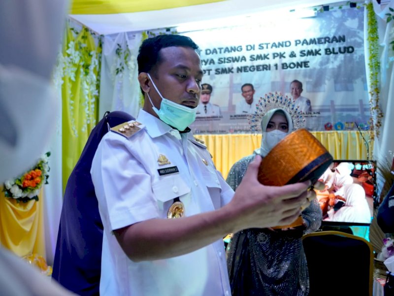 Gubernur Pantau Stand Pameran Media Pembelajaran SMK se-Sulsel