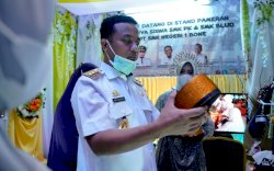 Gubernur Pantau Stand Pameran Media Pembelajaran SMK se-Sulsel