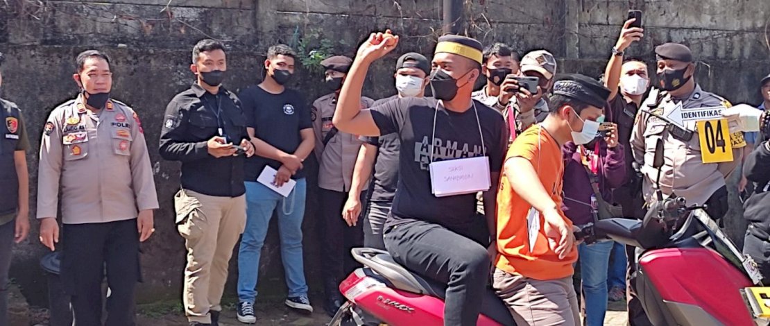 pelaku Asri dan saksi Sahabuddin saat mengantar kiriman santet Iqbal Asnan ke rumah Najamuddin (dok : Selfie/fajar) pelaku Asri dan saksi Sahabuddin saat mengantar kiriman santet Iqbal Asnan ke rumah Najamuddin (dok : Selfie/fajar)
