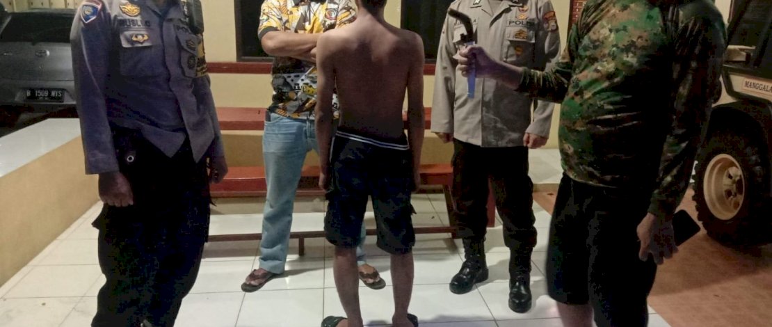 Kapolsek Manggala, Polrestabes Makassar, Kompol Supriyady memperlihatkan barang bukti jenis badik saat pelaku diamankan di Mapolsek, Kamis (19/5/2022) malam.