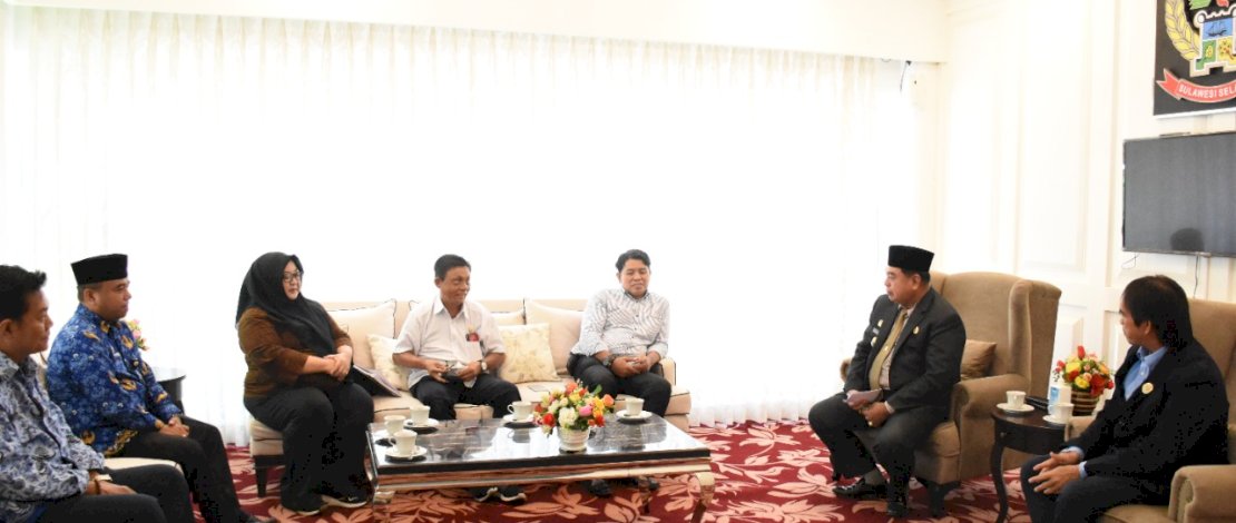 Sekretaris Daerah Provinsi Sulsel, Abdul Hayat Gani, saat menerima para Komisioner KI Sulsel, di Kantor Gubernur Sulsel, Jumat 20 Mei 2022. 