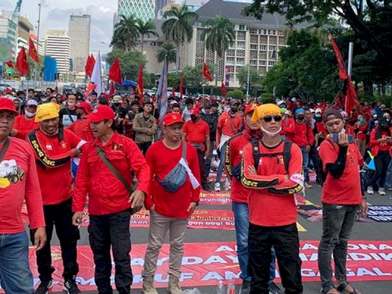 Gelar Aksi Mayday di Patung Kuda, Massa Buruh Lantang Teriakkan Jokowi-MA Gagal!