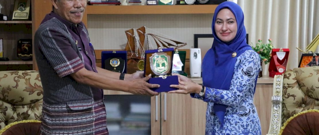 Kadis Kominfo Toraja Utara, Johny Parubak memberikan cinderamata kenangkenagan kepada  Bupati Luwu Utara, Indah Putri Indriani, saat melakukan kunjungan Studi Tiru ke Kabupaten Luwu Utara.