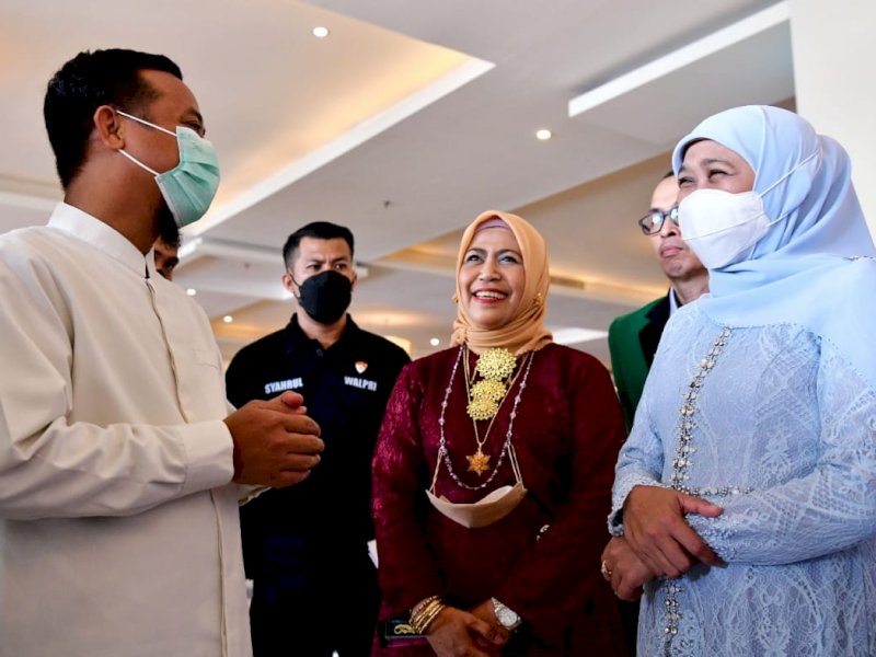 Bertemu di Acara Nikahan, Gubernur Andi Sudirman dan Gubernur Khofifah Jadi Rebutan Swafoto