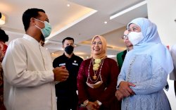 Bertemu di Acara Nikahan, Gubernur Andi Sudirman dan Gubernur Khofifah Jadi Rebutan Swafoto