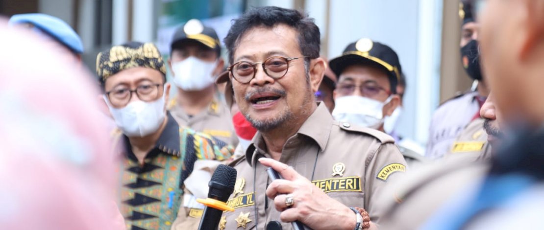 Mentan SYL yang didampingi Kepala Badan Karantina Pertanian, Bambang, melakukan inspeksi terkait pengawasan terhadap sapi yang akan dilalulintaskan keluar Pulau Jawa ke Pulau Sumatera, kemarin. (Foto: Biro Humas Kementan) Mentan SYL yang didampingi Kepala Badan Karantina Pertanian, Bambang, melakukan inspeksi terkait pengawasan terhadap sapi yang akan dilalulintaskan keluar Pulau Jawa ke Pulau Sumatera, kemarin. (Foto: Biro Humas Kementan)