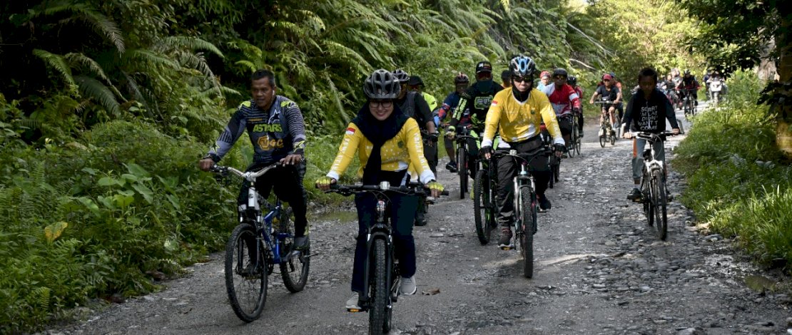 Bupati Luwu Utara, Indah Putri Indriani, ikut bersepeda bersama para peserta Fun Bike Festival Bumi Lamaringang, yang digelar Minggu, 22 Mei 2022.