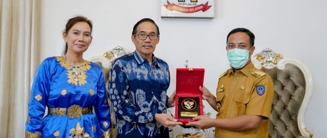 Gubernur Sulsel, Andi Sudirman Sulaiman, menerima kunjungan silaturahmi dan koordinasi Wakil Kepala BPIP,  Prof Hariyono, di Rumah Jabatan, Jalan Yusuf Daeng Ngawing, Makassar, Senin, 23 Mei 2022.