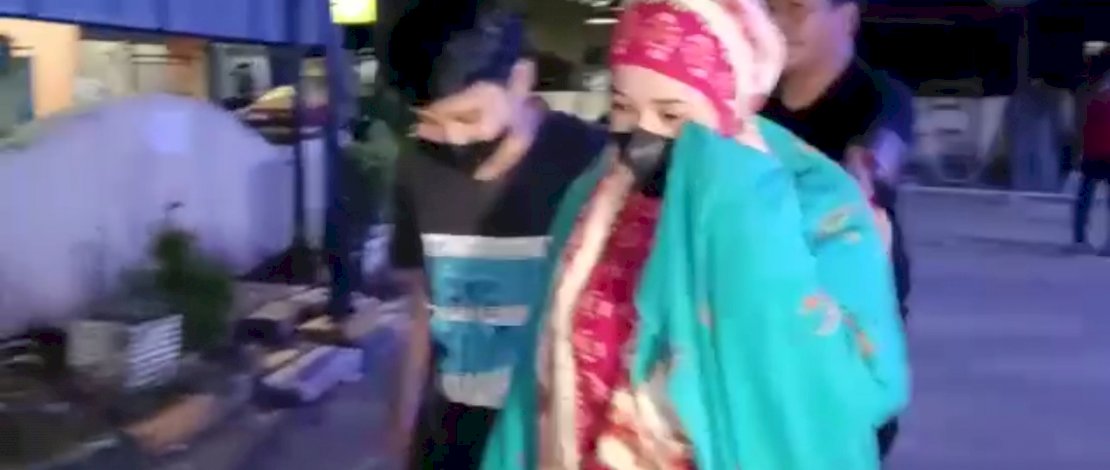 PA dan Kekasihnya saat di gelandang polisi Senin malam (23/5/2022) PA dan Kekasihnya saat di gelandang polisi Senin malam (23/5/2022)