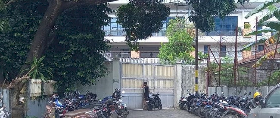 Kondisi jalanan yang dipagari toko Agung dan dijadikan lahan parkir karyawan toko (dok: detikdotcom) 