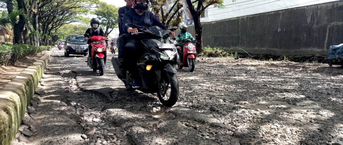 Warga Keluhkan Jalan Tun Abdul Razak-Jalan Yasin Limpo dan Patalassang Gowa Belum Diperbaiki