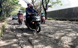 Warga Keluhkan Jalan Tun Abdul Razak-Jalan Yasin Limpo dan Patalassang Gowa Belum Diperbaiki