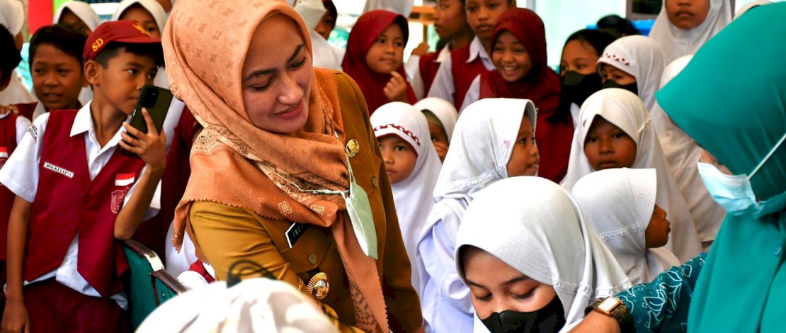 Bupati Lutra Pantau Pencanangan Bulan Imunisasi Nasional