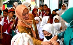 Bupati Lutra Pantau Pencanangan Bulan Imunisasi Nasional