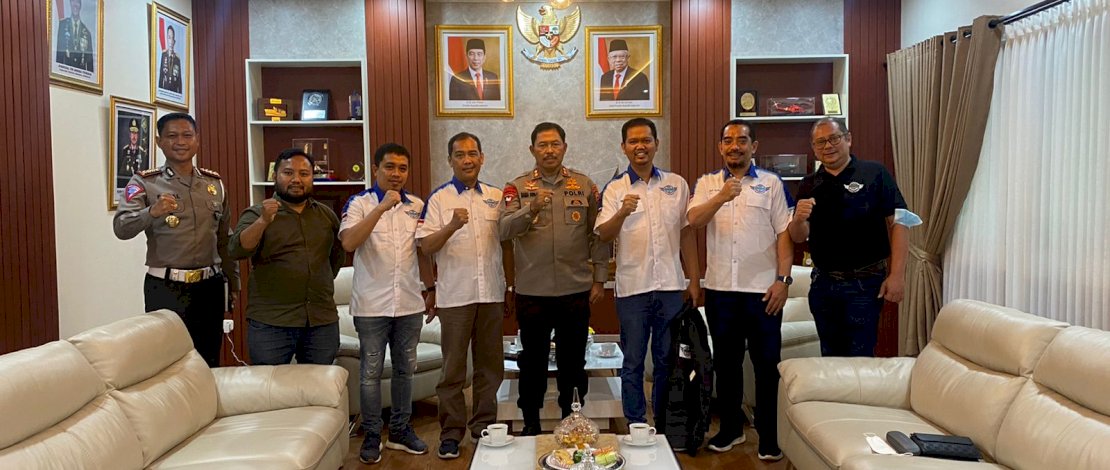 Ketua Ikatan Motor Besar Indonesia (IMBI) Sulsel, dr Fadli Ananda SpOg MKes, bersama sejumlah pengurusnya, menemui dan meminta dukungan dari Kapolda Sulsel, Irjen Pol Nana Sudjana, Selasa, 24 Mei 2022. Ketua Ikatan Motor Besar Indonesia (IMBI) Sulsel, dr Fadli Ananda SpOg MKes, bersama sejumlah pengurusnya, menemui dan meminta dukungan dari Kapolda Sulsel, Irjen Pol Nana Sudjana, Selasa, 24 Mei 2022.
