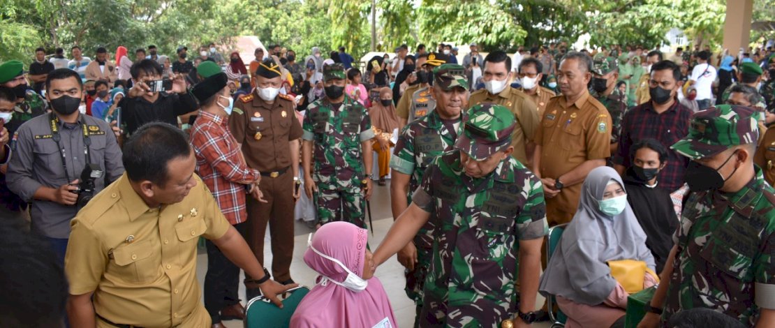Bupati dan Wakil Bupati Takalar Pantau Vaksin Bersama Pangdam Hasanuddin