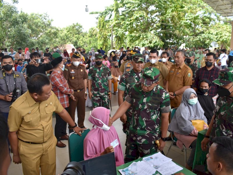 Bupati dan Wakil Bupati Takalar Pantau Vaksin Bersama Pangdam Hasanuddin