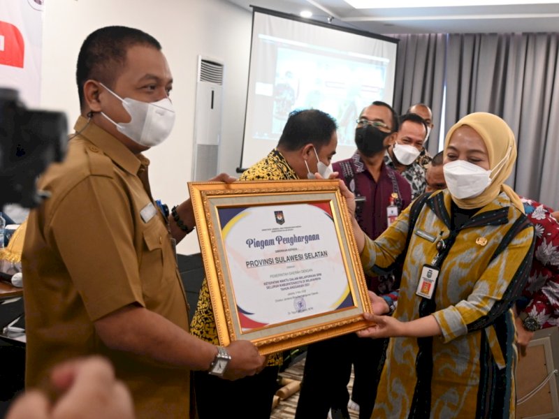 Terbaik ke-2 Nasional Penerapan SPM, Pemprov Sulsel Terima Penghargaan Kemendagri