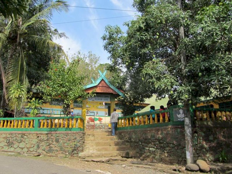 Dalih Mengobati, Oknum Kepsek di Barru Tampar, Cekik dan Ludahi Murid