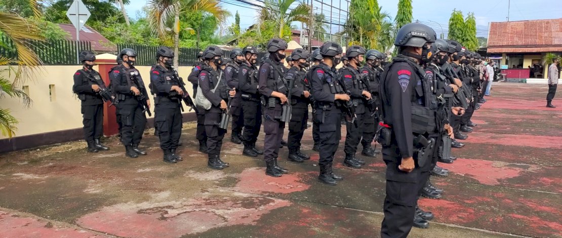 54 Kades Baru di Sinjai Dilantik, 1 SSK Pasukan Brimob Bone Diterjunkan 54 Kades Baru di Sinjai Dilantik, 1 SSK Pasukan Brimob Bone Diterjunkan