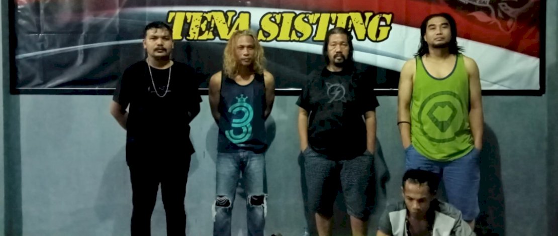 Pelaku saat diamankan bersama barang bukti berupa mesin Hand Traktor di Mapolres Jeneponto.