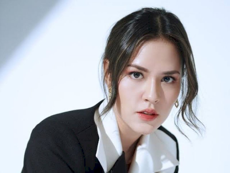 Kena Kembang Api Saat Manggung, Ekspresi Kesakitan Raisa Jadi Perbincangan Warganet