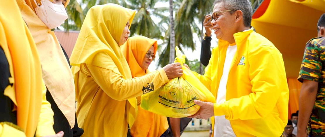 Keliling Selayar, Taufan Pawe Sebar Bantuan dari Airlangga Hartarto