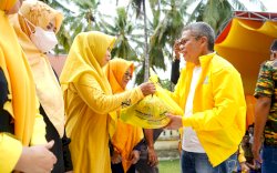 Keliling Selayar, Taufan Pawe Sebar Bantuan dari Airlangga Hartarto