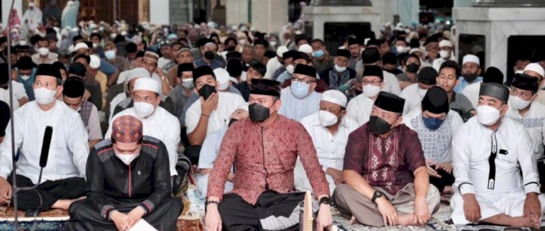 Meski Tidak Jaga Jarak saat Sholat, Bupati Gowa Imbau Warga Tetap Pakai Masker