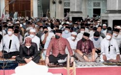 Meski Tidak Jaga Jarak saat Sholat, Bupati Gowa Imbau Warga Tetap Pakai Masker