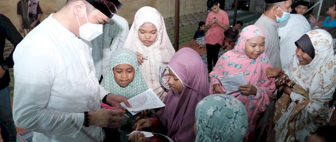 Bupati Gowa Sibuk Tanda Tangan Buku Amaliyah Ramadan Anak-anak